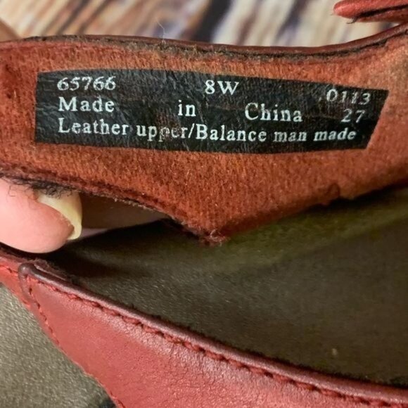 Clarks Red Leather Cutout Medallion Wedge Sandals Bucle Ankle Strap Sz 8 - Picture 11 of 11